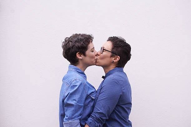 un baiser.une mille sentiments - lesbian homosexual kissing homosexual couple photos et images de collection