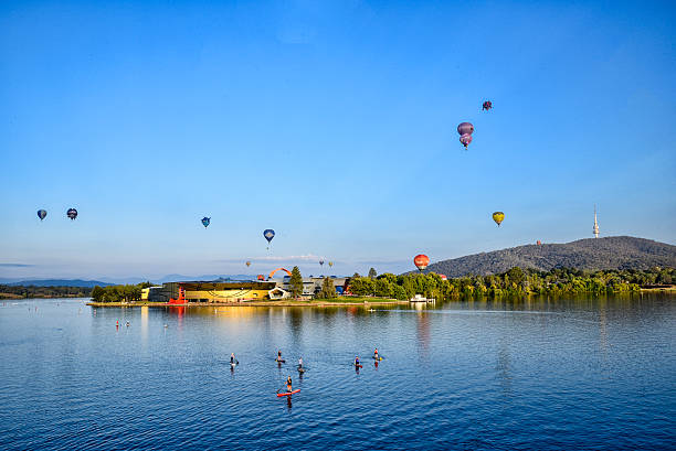 canberra, mongolfiera, australia il lago alba,   alba città - australian capital territory foto e immagini stock