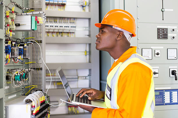 eletricista industrial africano trabalhando em sala de controle - electricity control panel electricity substation transformer - fotografias e filmes do acervo