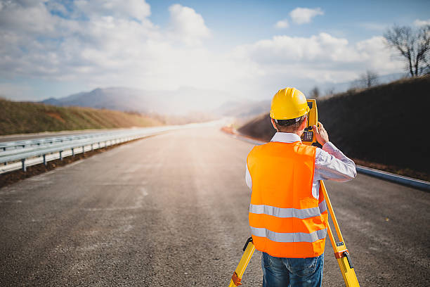 surveyor com estação total de - tachymeter imagens e fotografias de stock