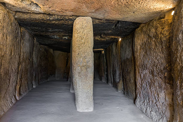 dolmen de menga - dolmen photos et images de collection