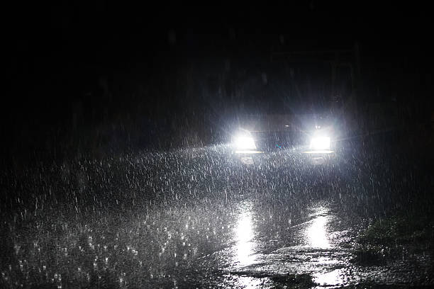 autopista lluvias crepúsculo. - driving night car headlight fotografías e imágenes de stock