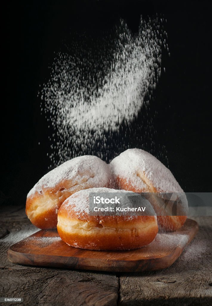 Donuts mit Puderzucker bestreut - Lizenzfrei Krapfen und Doughnuts Stock-Foto