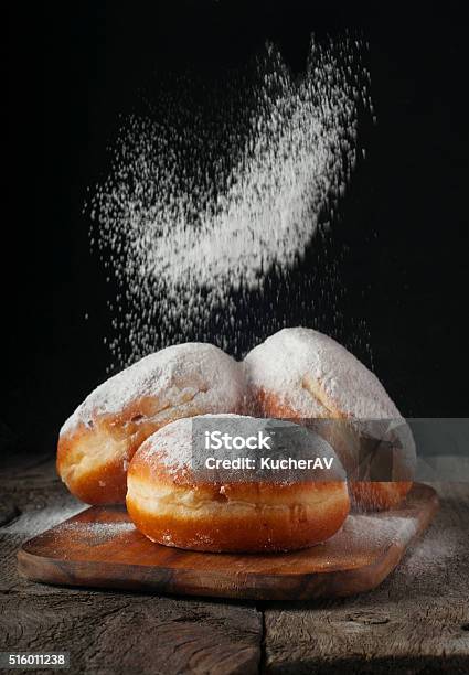 Donuts Mit Puderzucker Bestreut Stockfoto und mehr Bilder von Krapfen und Doughnuts - Krapfen und Doughnuts, Braun, Bäckerei