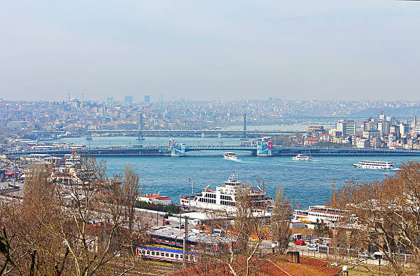 pont de galata à istanbul, qui traverse la corne d'or, à istanbul - europe bridge editorial eastern europe photos et images de collection