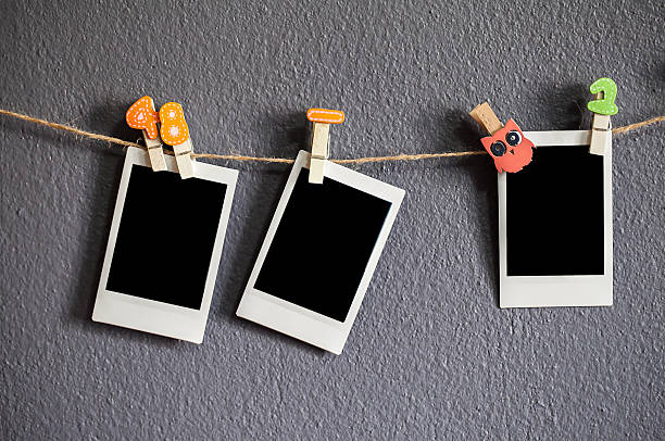 foto marco gris colgante en pared - hang to dry audio fotografías e imágenes de stock