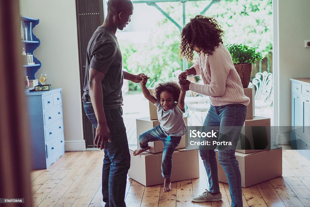 Joyeux parents tenant son nouvelle maison dans les mains - Photo de Propriétaire immobilier libre de droits