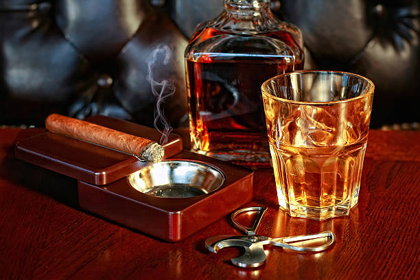 uísque e charuto - cigar whisky bar cognac imagens e fotografias de stock