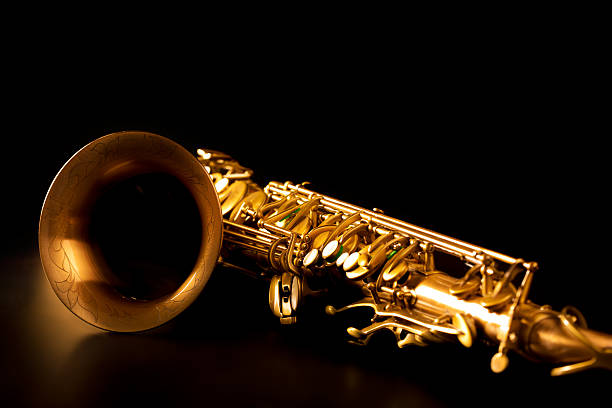 tenor sax golden saxophon makro geringe tiefenschärfe - tenor stock-fotos und bilder