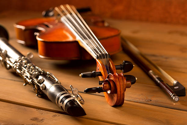 musique classique violon et clarinette en bois vintage - clarinette photos et images de collection