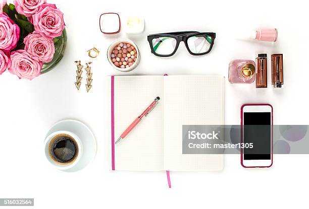 Foto de Ainda Vida De Moda Mulher Objetos Em Branco e mais fotos de stock de Escrivaninha - Escrivaninha, Maquiagem, Rosa - Cor