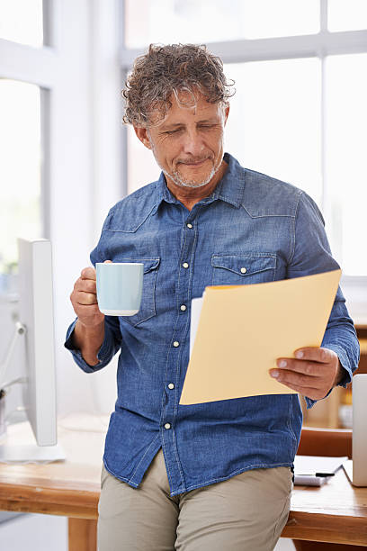 kawa wyostrza obraz jego zdanie - caffeine caucasian satisfaction small business zdjęcia i obrazy z banku zdjęć