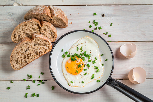 Fried egg with chives served with bread