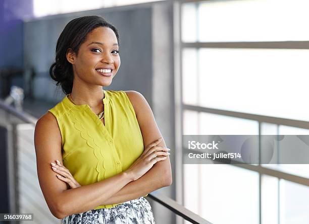 Photo libre de droit de Portrait De Femme Daffaires Noir Sur Une Confiance Dans Son Travail banque d'images et plus d'images libres de droit de Couleur noire