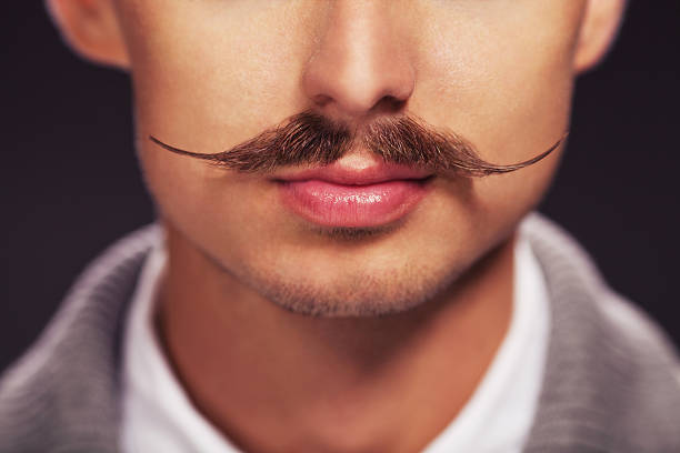 hombre con bigote - bigote fotografías e imágenes de stock