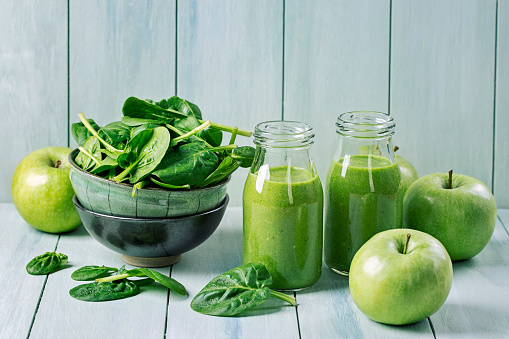 Green smoothie with spinach and apples in glass