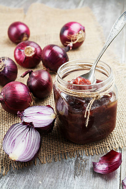 zwiebel-chutney - rustic domestic kitchen canning vegetable stock-fotos und bilder