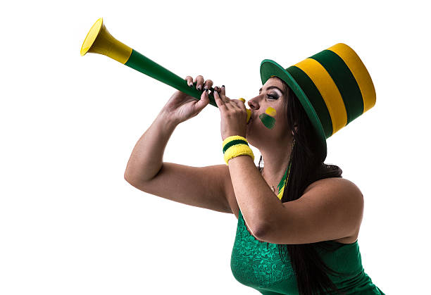 ventilatore brasiliano donna con soffiatura vuvuzela su sfondo bianco - vuvuzela foto e immagini stock