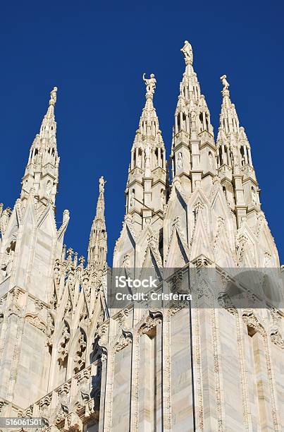 Cattedrale Di Milano - Fotografie stock e altre immagini di Architettura - Architettura, Blu, Cattedrale