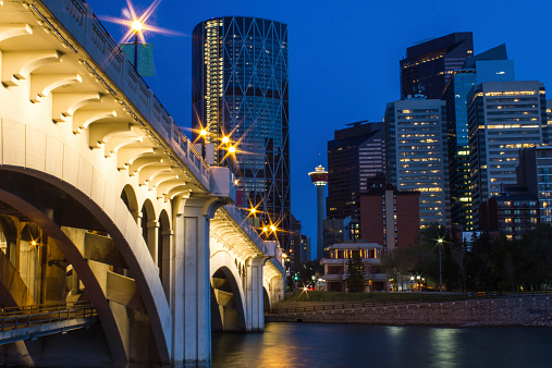 Puente y torre de Calgary en la noche photo
