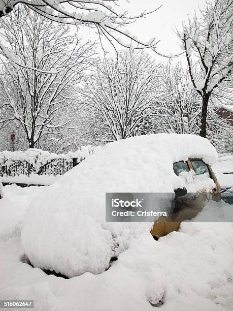 Neve Coperto Auto - Fotografie stock e altre immagini di Ambientazione esterna - Ambientazione esterna, Automobile, Composizione verticale
