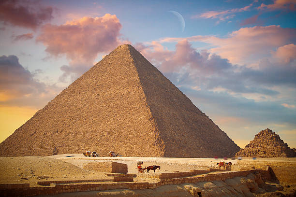 pirámides de giza, en egipto. - giza pyramids egypt pyramid giza fotografías e imágenes de stock