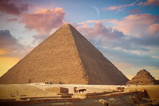 Image of the great pyramids of Giza, in Egypt.