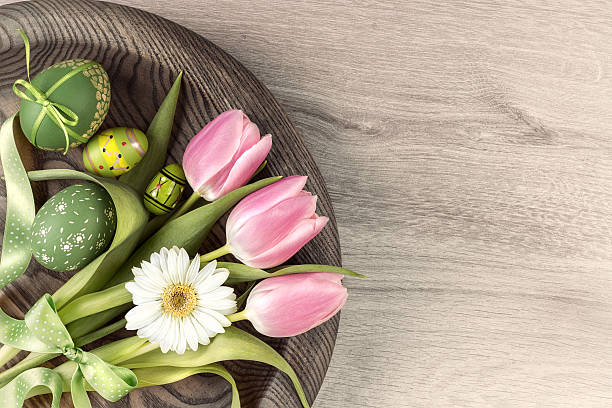 부활제 압살했다 배경에 더해진 페인트 에그스 및 스프링 꽃 - bouquet tulip greeting card gerbera daisy 뉴스 사진 이미지