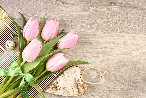 розовые тюльпаны, перепелиное яйцо и деревянное сердце, текст пространства - bouquet tulip greeting card gerbera daisy стоковые фото и изображения