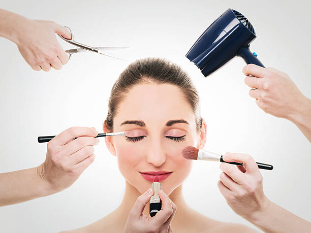 ładna kobieta makijaż z kilku produktów do pielęgnacji urody - brushing women make up ceremonial makeup zdjęcia i obrazy z banku zdjęć