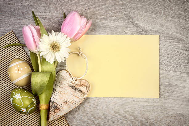 부활제 장식 꽃 및 에그스 우드에 - bouquet tulip greeting card gerbera daisy 뉴스 사진 이미지