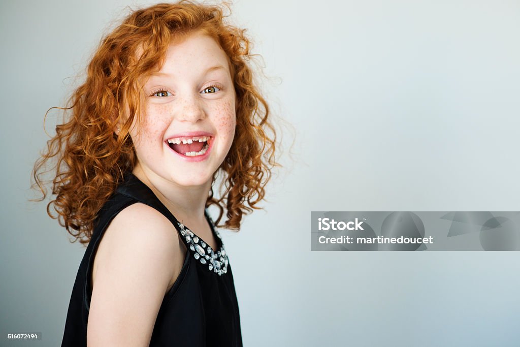 Lachend Rotes Haar kleines Mädchen mit Sommersprossen und fehlende Zahn. - Lizenzfrei Kind Stock-Foto