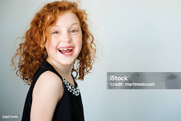 Lachend Rotes Haar Kleines Mädchen Mit Sommersprossen Und Fehlende Zahn Stockfoto und mehr Bilder von Kind