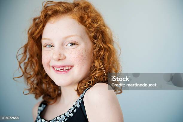 Lächelnd Rotes Haar Kleines Mädchen Und Sommersprossen Und Fehlende Zahn Stockfoto und mehr Bilder von Kind