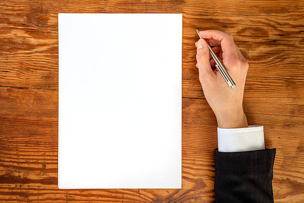 istock businesswoman´s hand holding pen 516074608