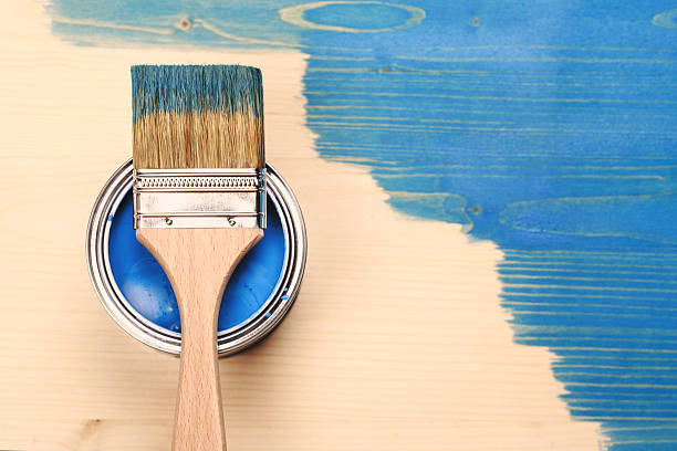 escova de pintura sobre o pode - paint home improvement paint can decorating imagens e fotografias de stock