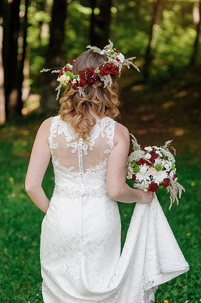 istock Happy bride with bouquet and flower wreath 516075594