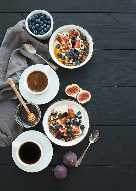 set sana prima colazione. ciotola di avena muesli con yogurt, fresco - honey caramel syrup fruit foto e immagini stock