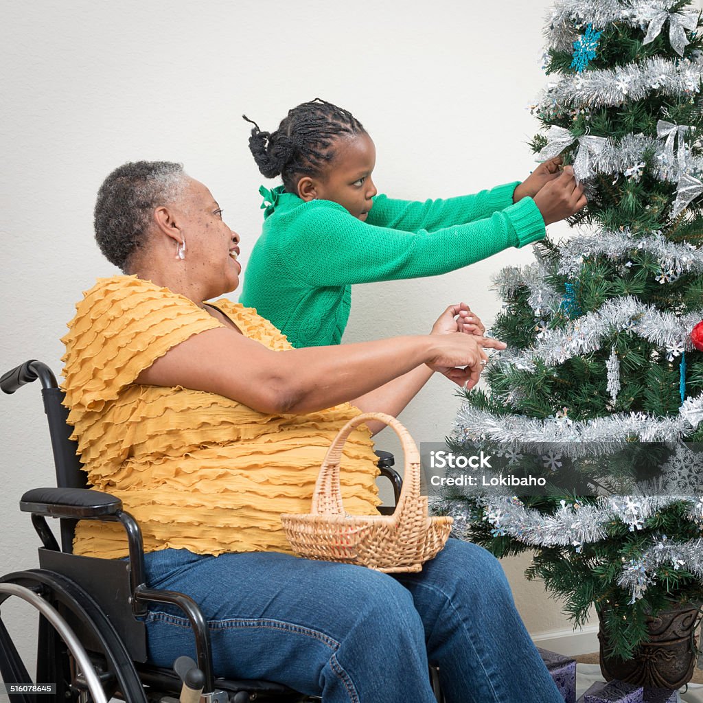 African-American Enkelin bei Großmutter schmücken Weihnachtsbaum - Lizenzfrei Afrikanischer Abstammung Stock-Foto