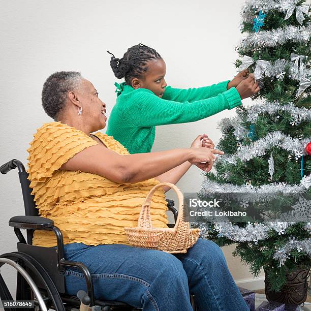 Africanamerican Enkelin Bei Großmutter Schmücken Weihnachtsbaum Stockfoto und mehr Bilder von Afrikanischer Abstammung