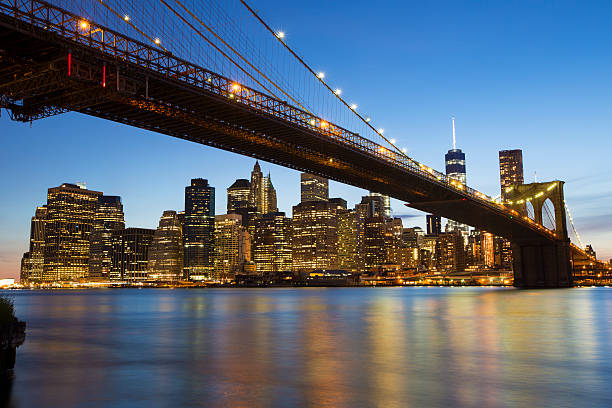 brooklyn most o zmroku. - new york stock exchange long exposure manhattan new york city zdjęcia i obrazy z banku zdjęć
