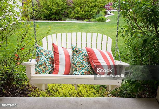 Beautiful Front Porch Swing Stockfoto en meer beelden van Schommelbank - Schommelbank, Buitenopname, Bank - Zitmeubels