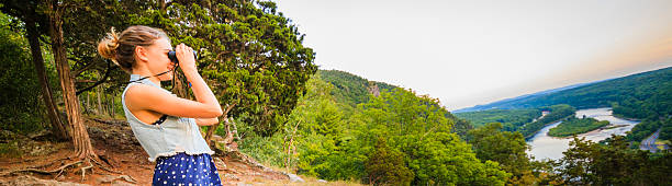 pretty girl looking la vista panorámica al delawar water gap - pursuit binoculars mountain sky fotografías e imágenes de stock