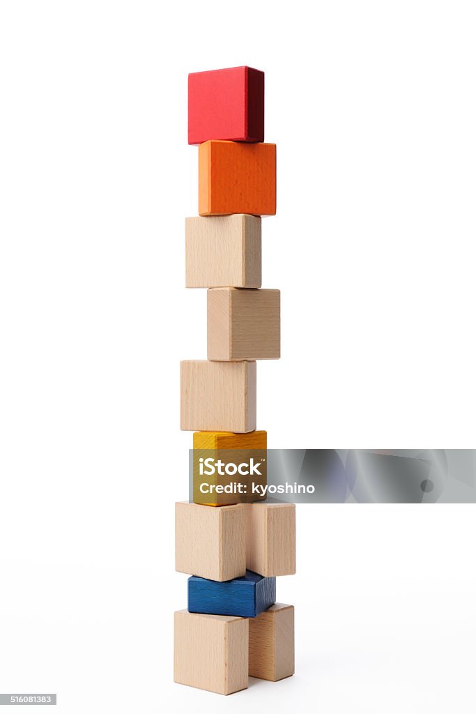 絶縁ショットの木製ブロックタワーの白背景 - いっぱいになるのロイヤリティフリーストックフォト