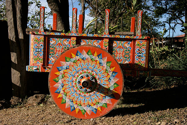 tradizionalmente dipinti ruota di carro trainato da buoi dalla costa rica - ox cart foto e immagini stock