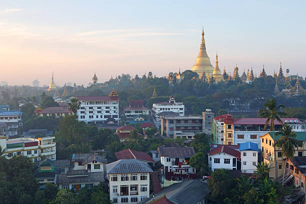 la pagoda shwedagon leggera al mattino - shwedagon pagoda immagine foto e immagini stock