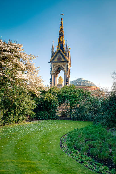 principe albert memorial in kensington giardini visto - kensington gardens foto e immagini stock