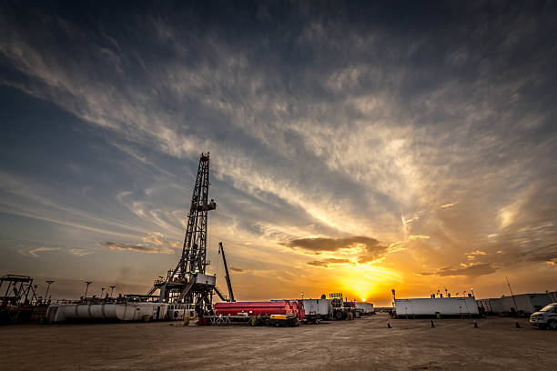 plataforma de petróleo sitio - pozo de petróleo fotografías e imágenes de stock