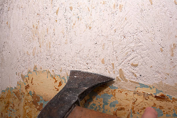 istock Removing the old paint from the wall 516111372