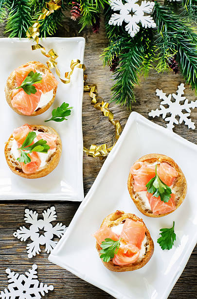 profiteroles с лососем и сливочный сыр - appetizer gourmet cream cheese canape стоковые фото и изображения